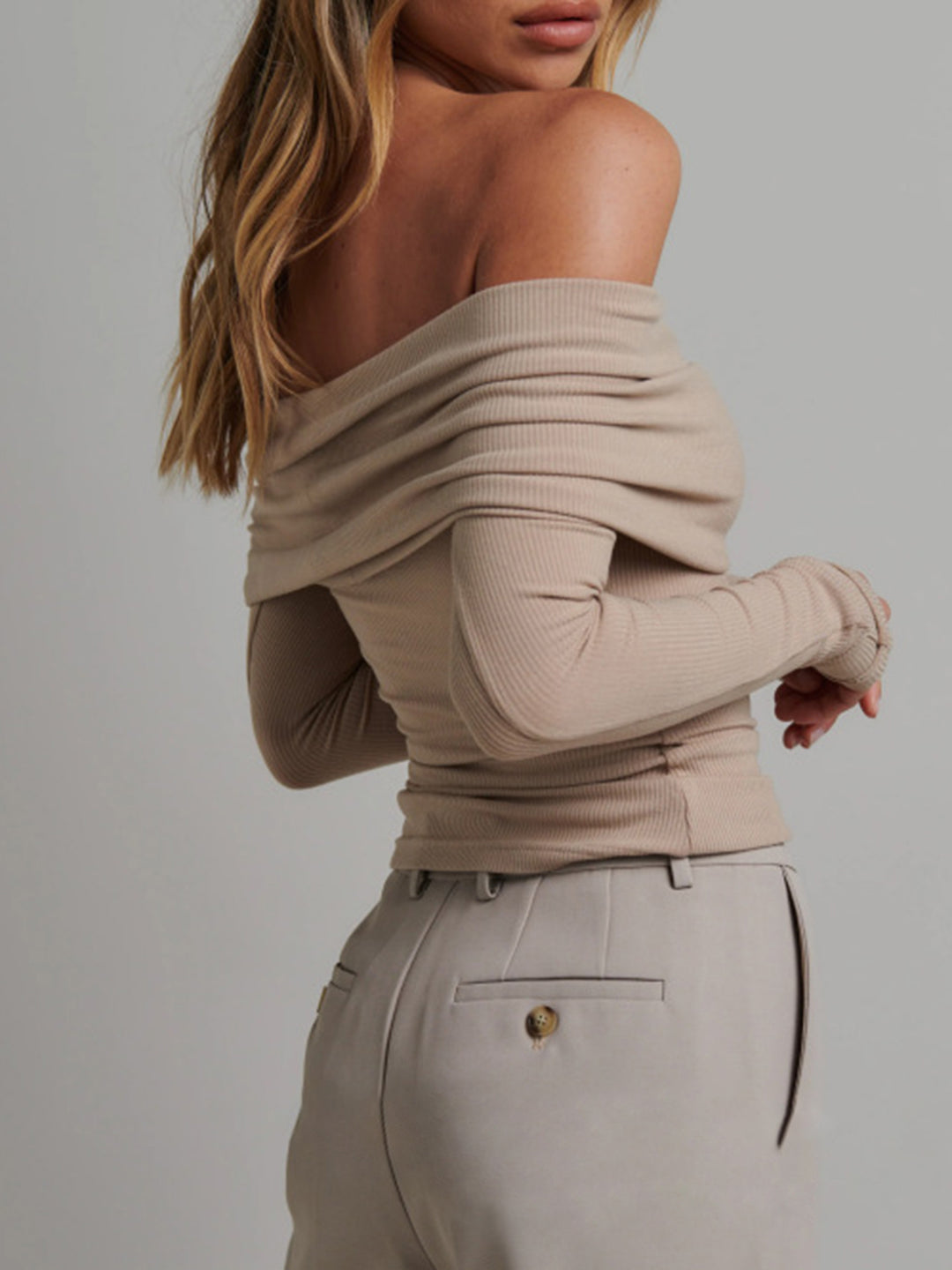 Off-Shoulder Ribbstickad Topp med Långa Ärmar