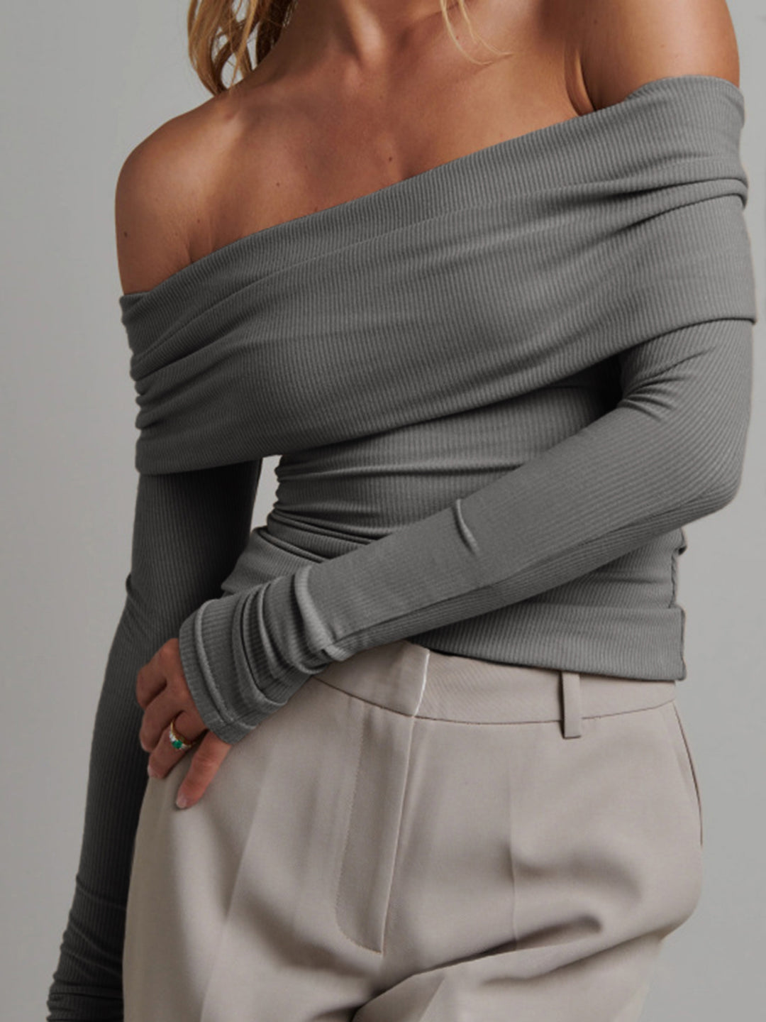 Off-Shoulder Ribbstickad Topp med Långa Ärmar
