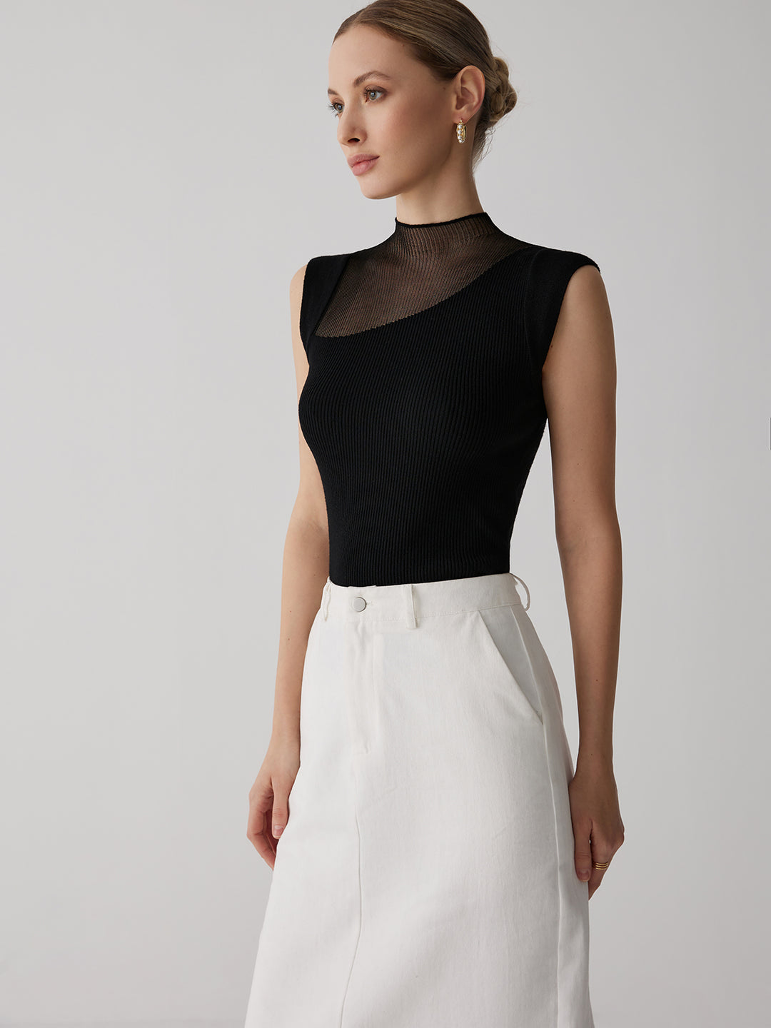 Ärmlös ribbstickad topp med meshdetalj