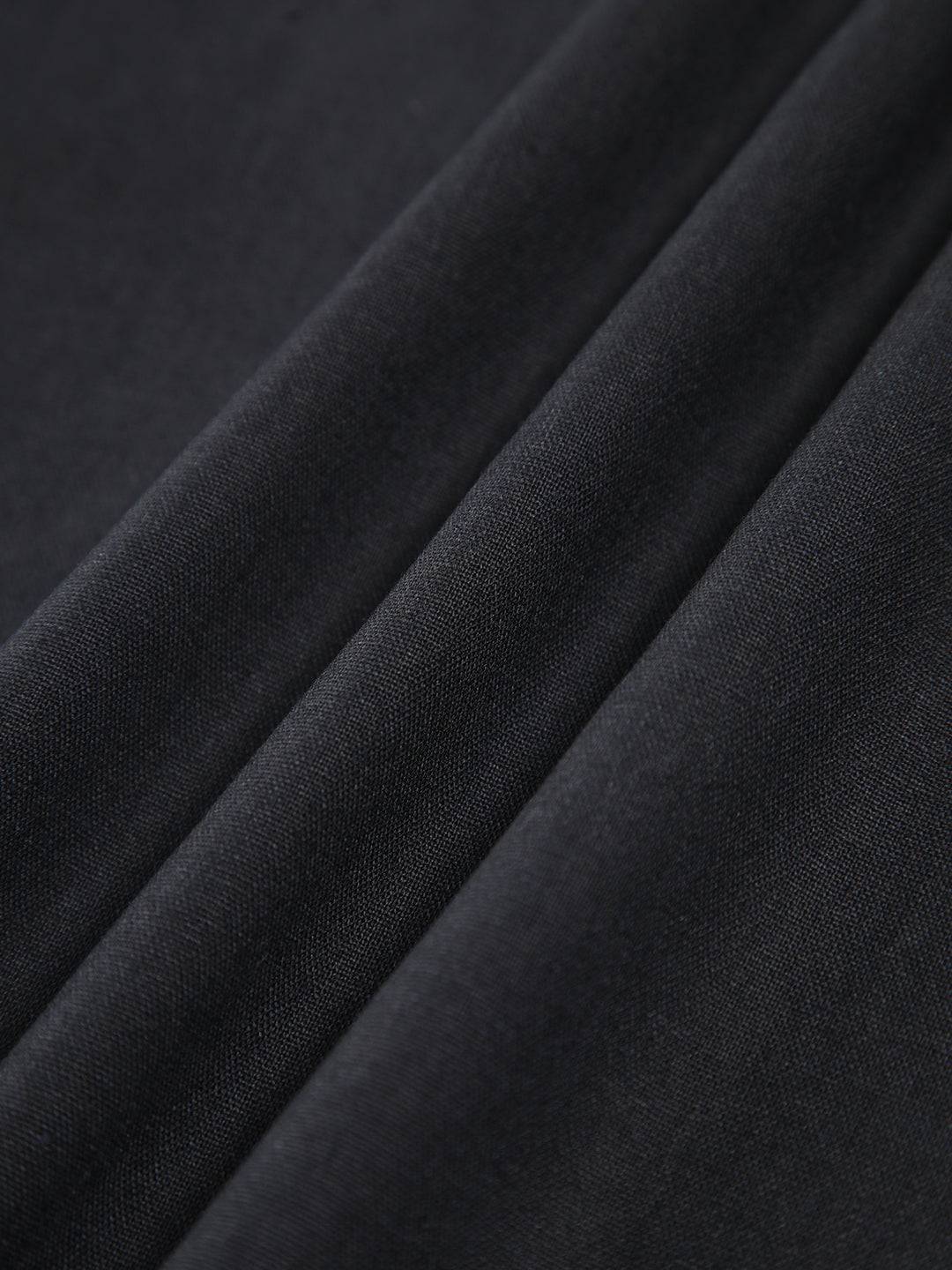 Svart klänning med markerad midja och rosettdetalj