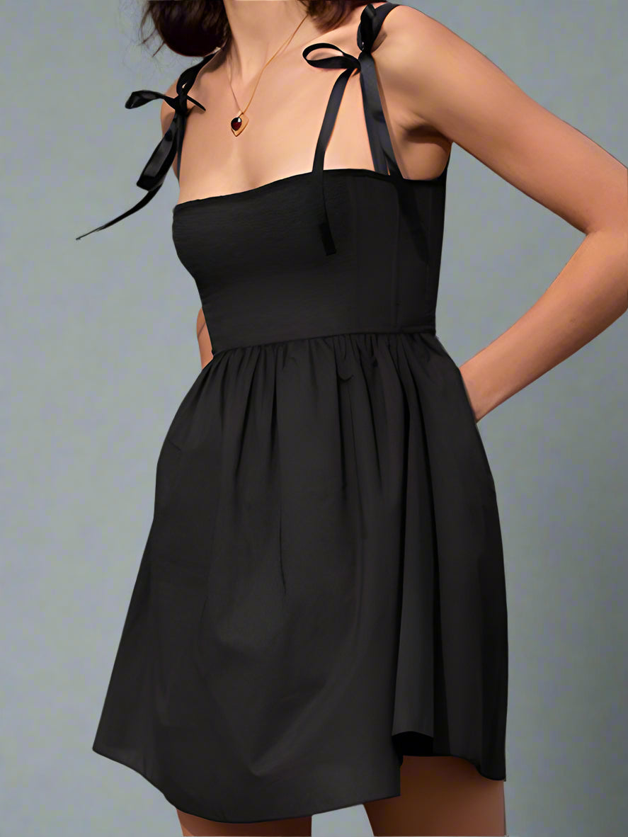 Svart miniklänning med rosettband