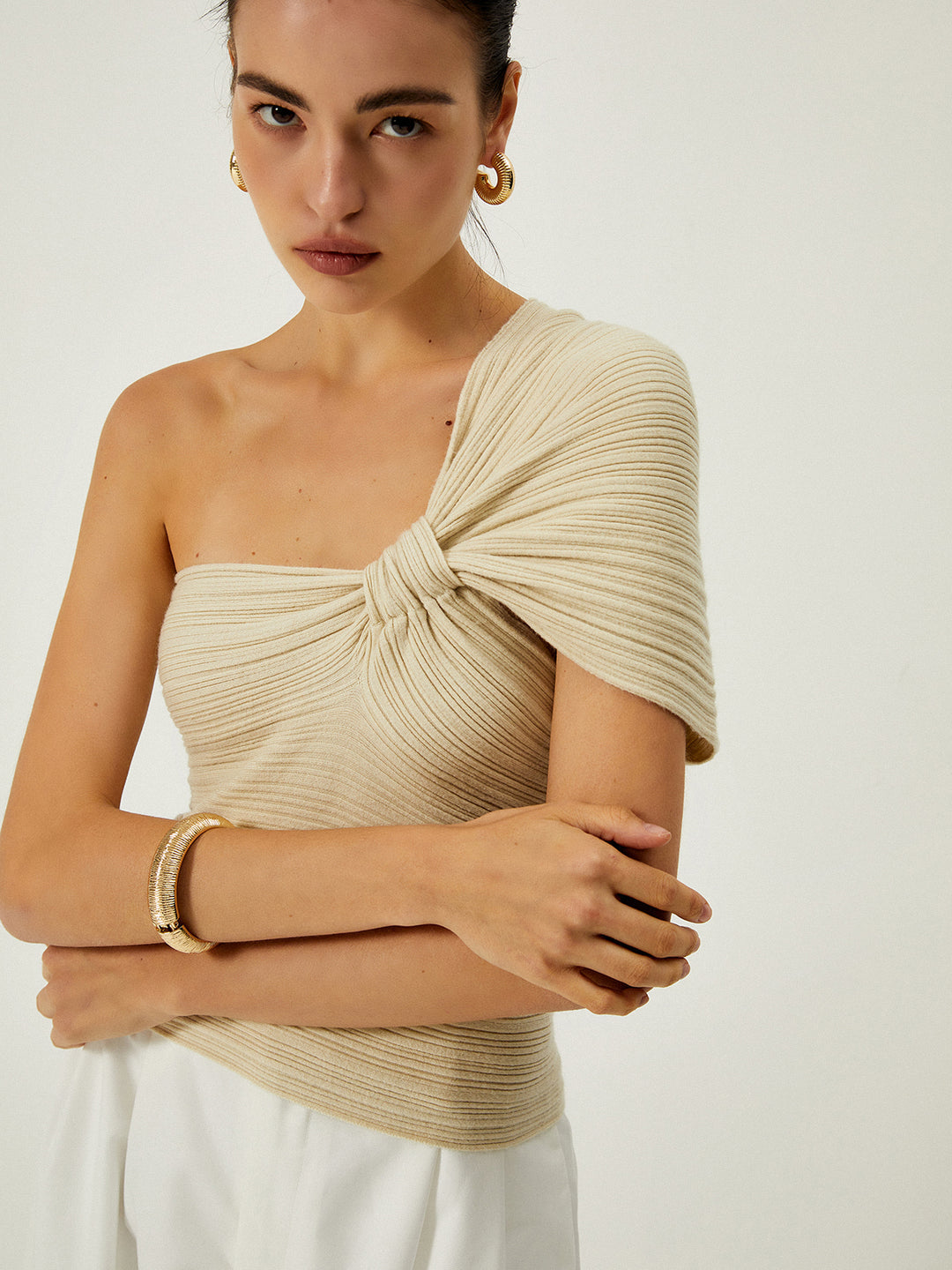 Asymmetrisk ribbstickad topp med knutdetalj