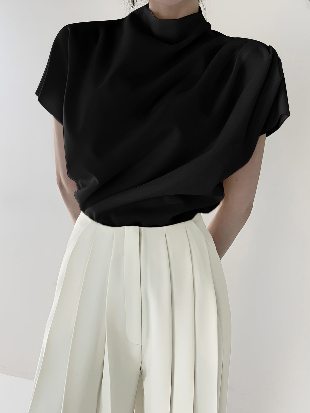 Asymmetrisk draperad topp med kort ärm