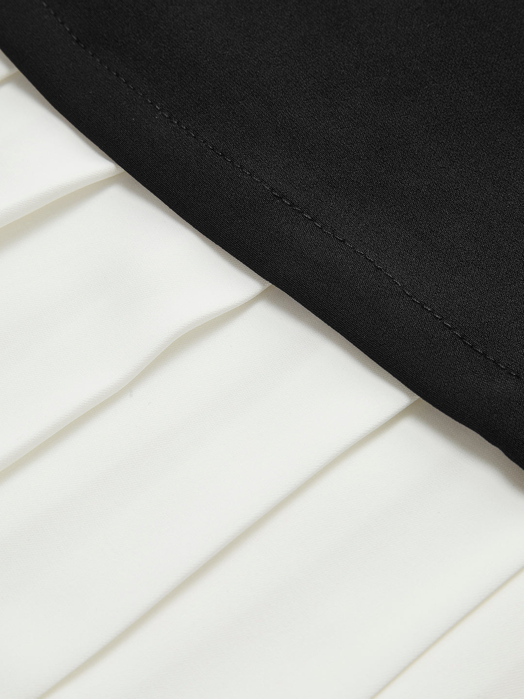 Plisserad miniklänning med kontrastkjol