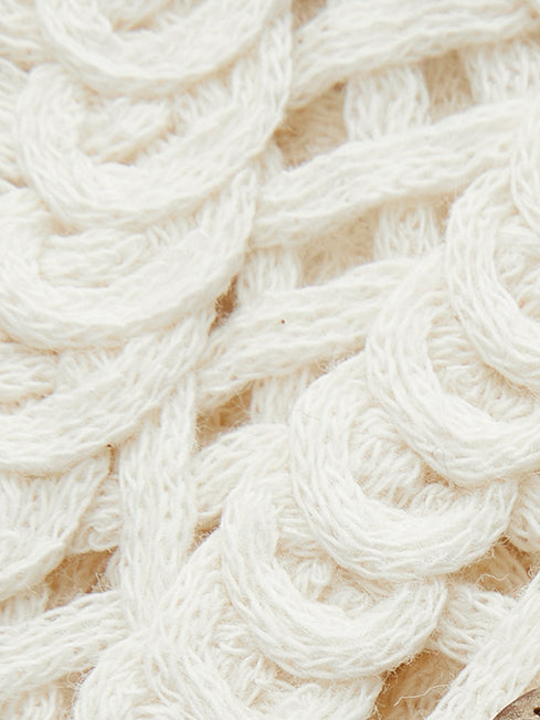 Krämfärgad virkade väst med blommönster