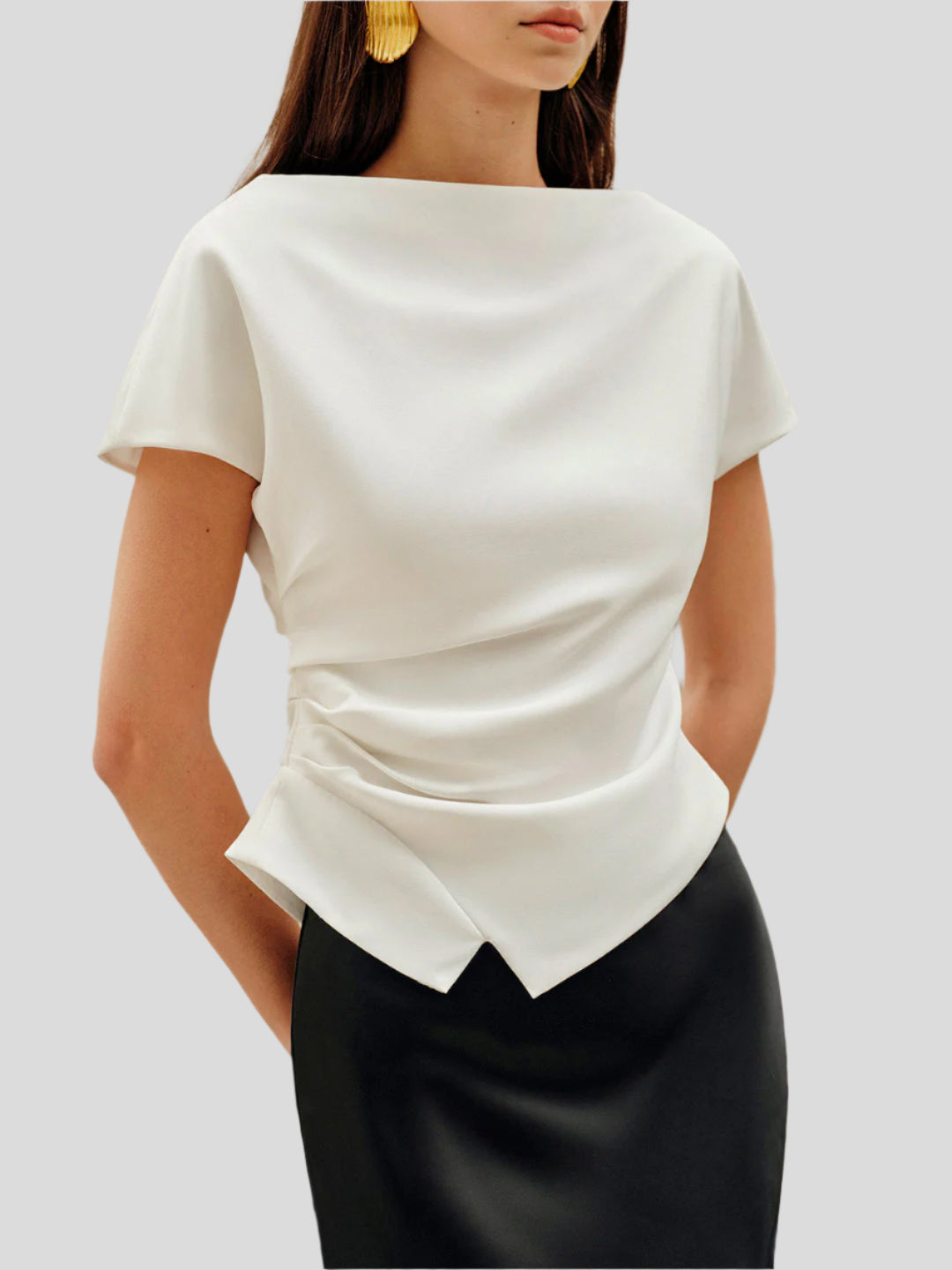 Draperad topp med asymmetrisk kant