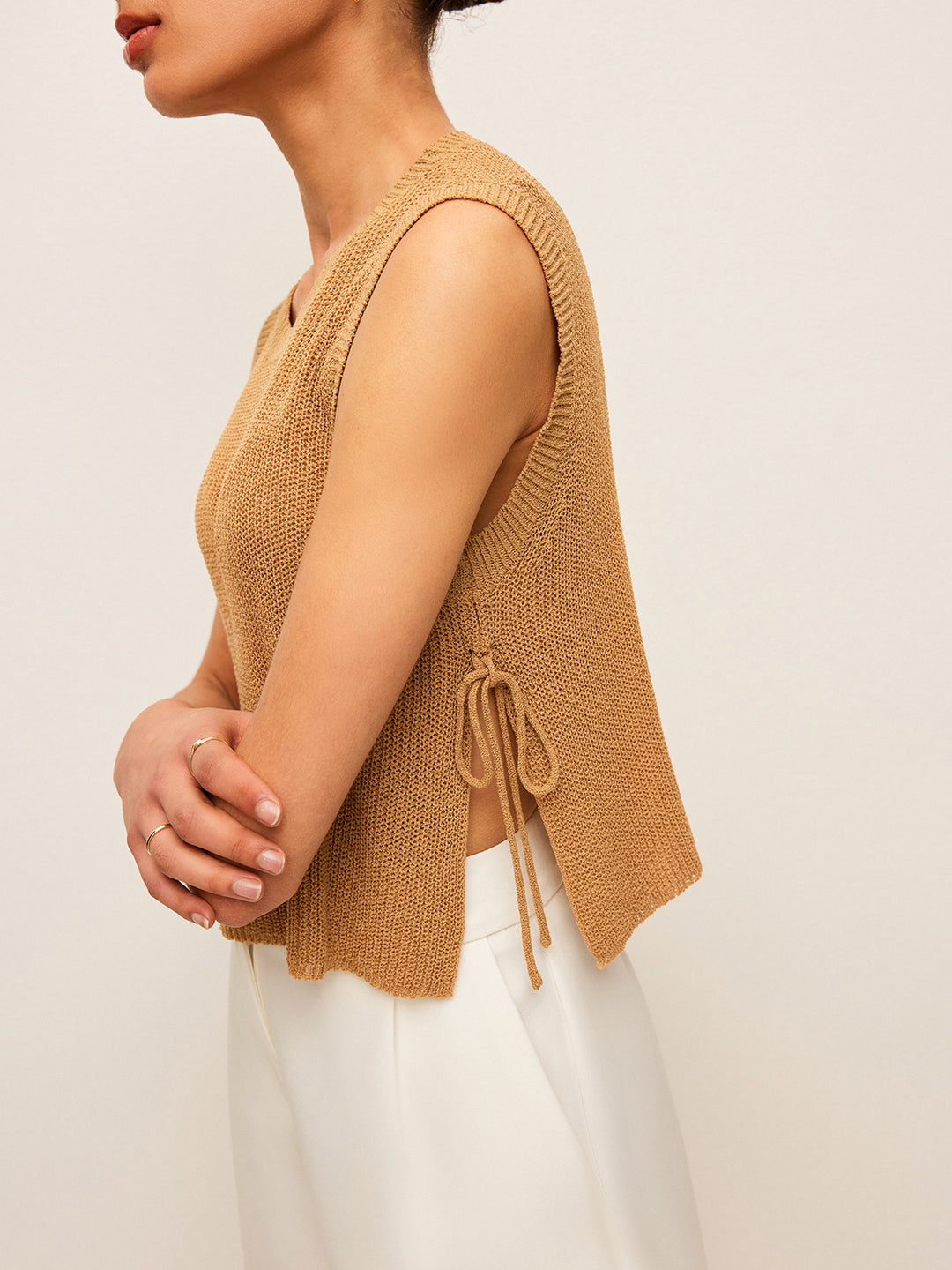 Beige Stickad Ärmlös Topp med Sidsnörning