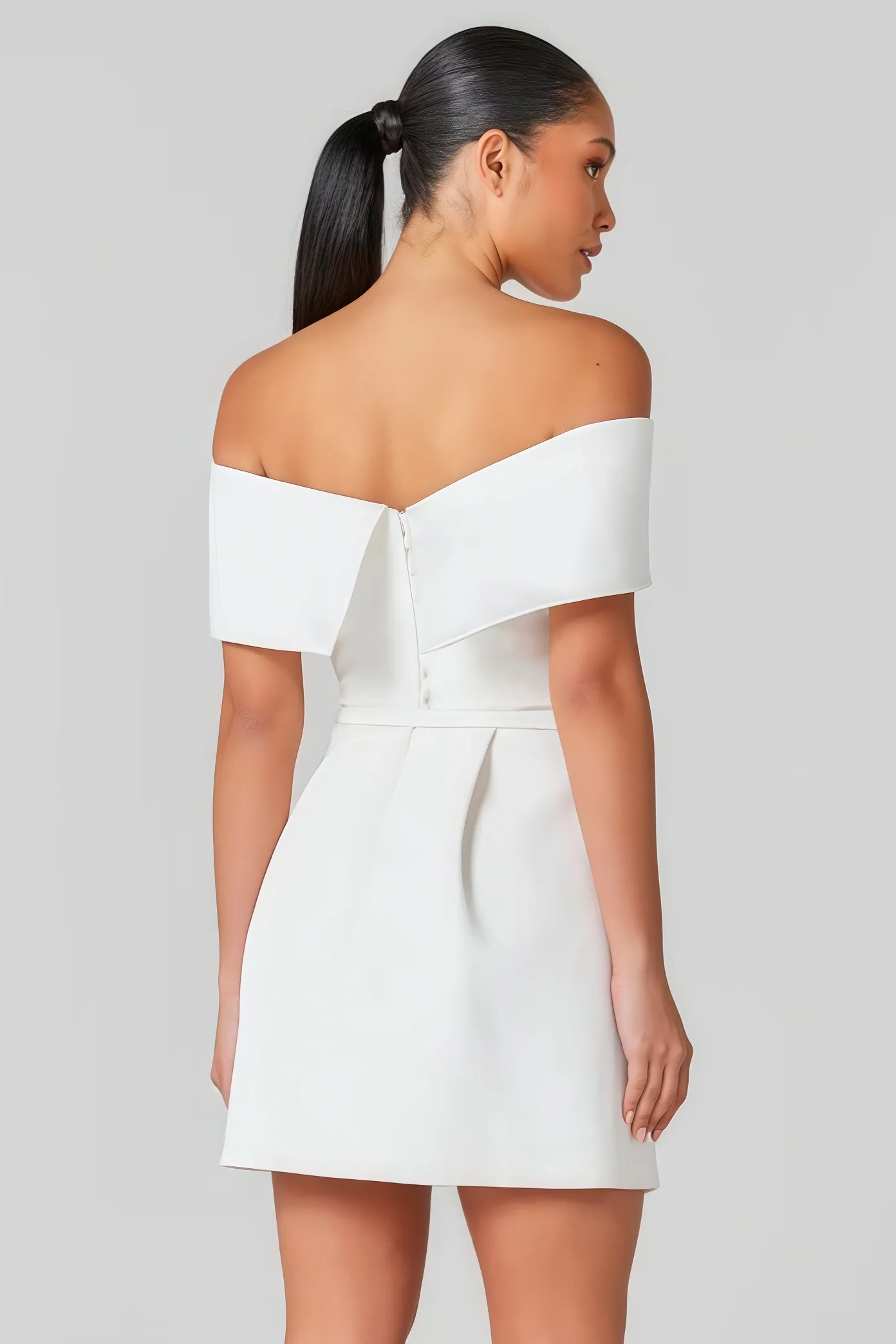 Vit off-shoulder miniklänning med bälte