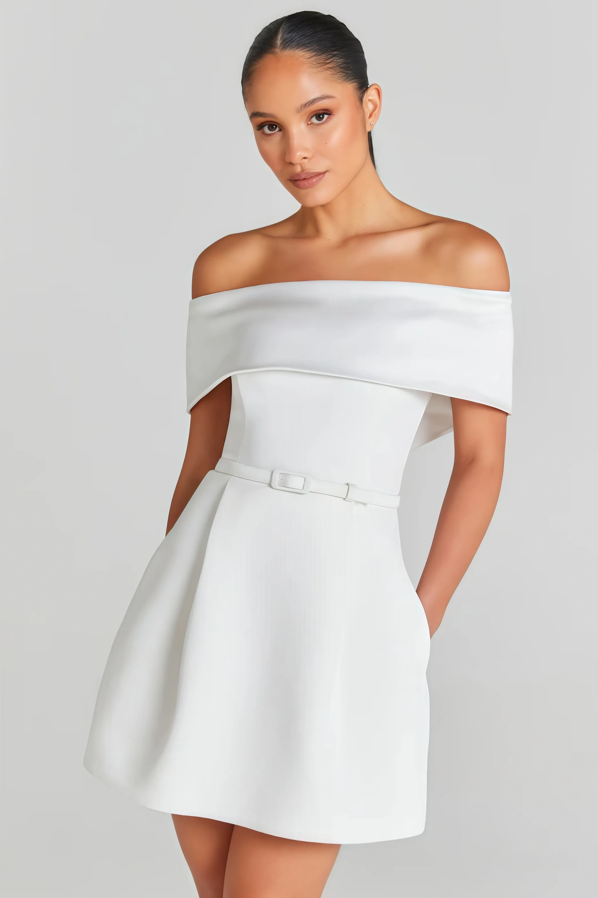 Vit off-shoulder miniklänning med bälte