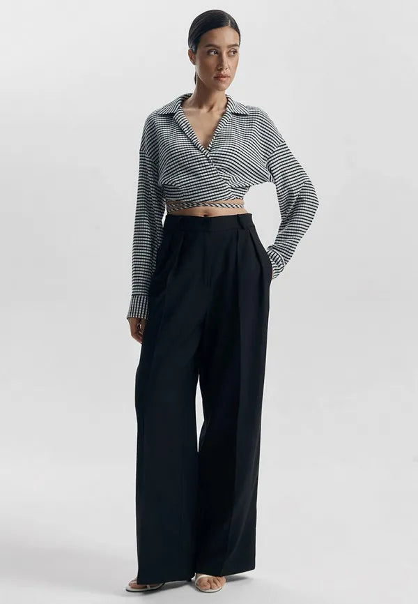 Svartvit randig omlottopp med krage