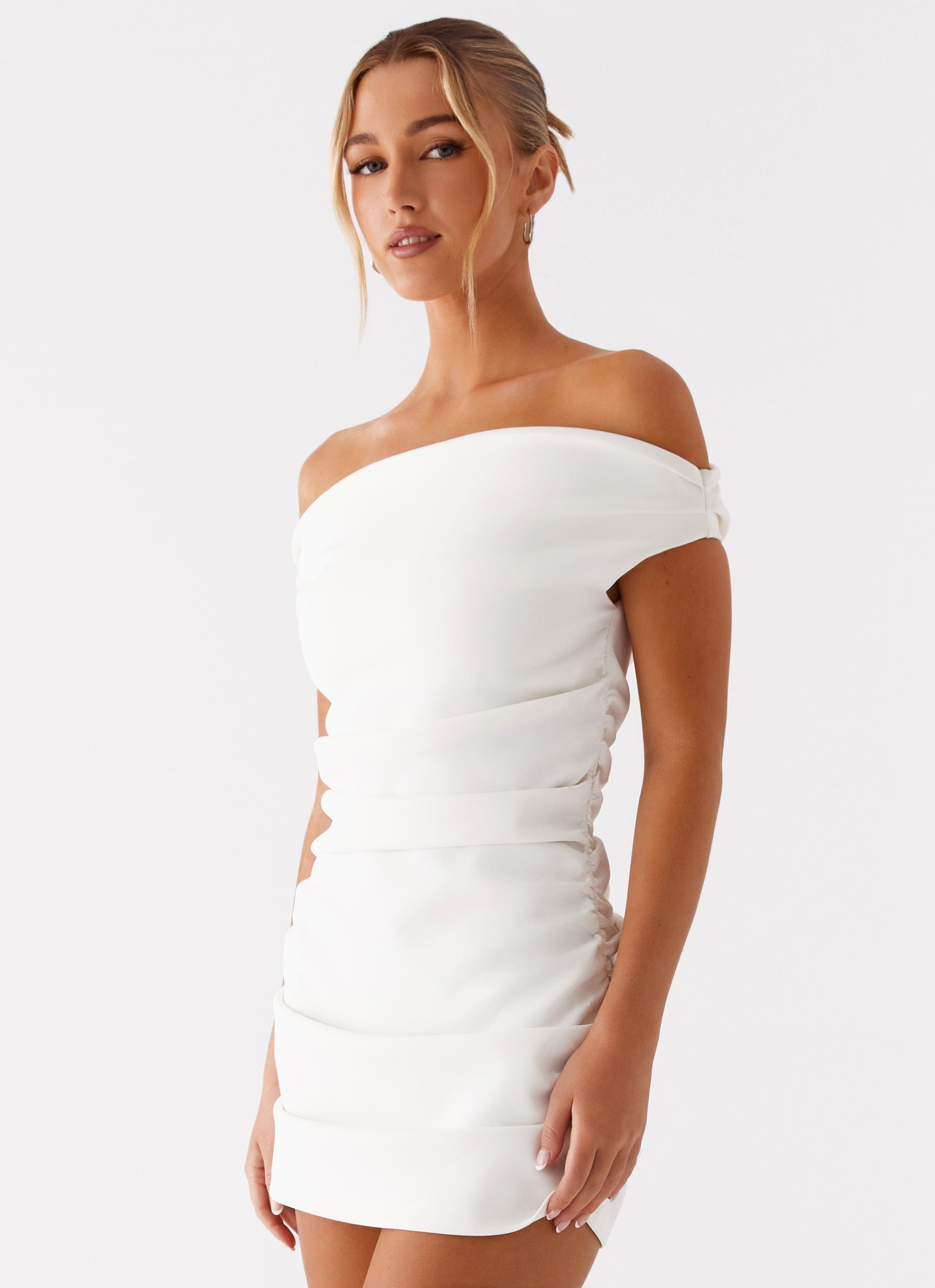 Vit off-shoulder miniklänning med drapering