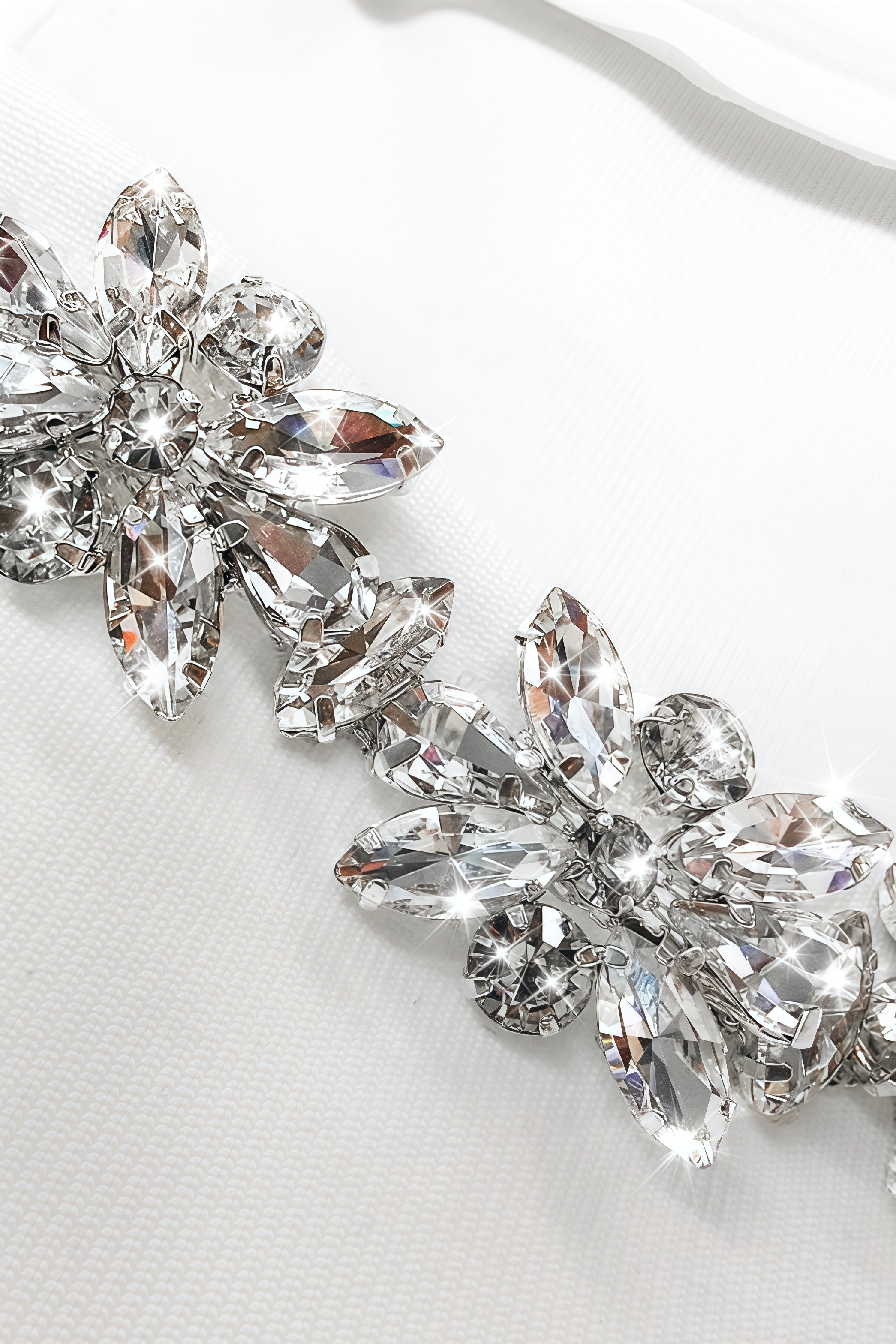 Vit miniklänning med långa ärmar och dekorerad fyrkantig urringning