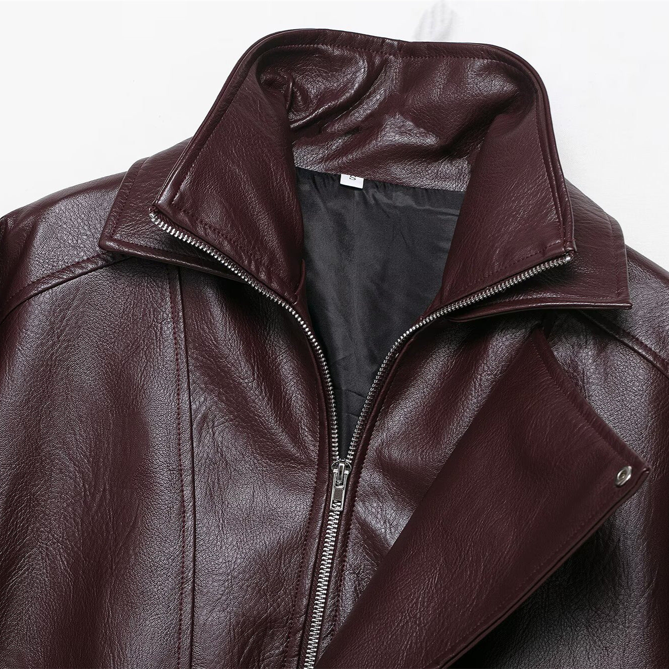 Vinröd bikerjacka med bälte och hög krage