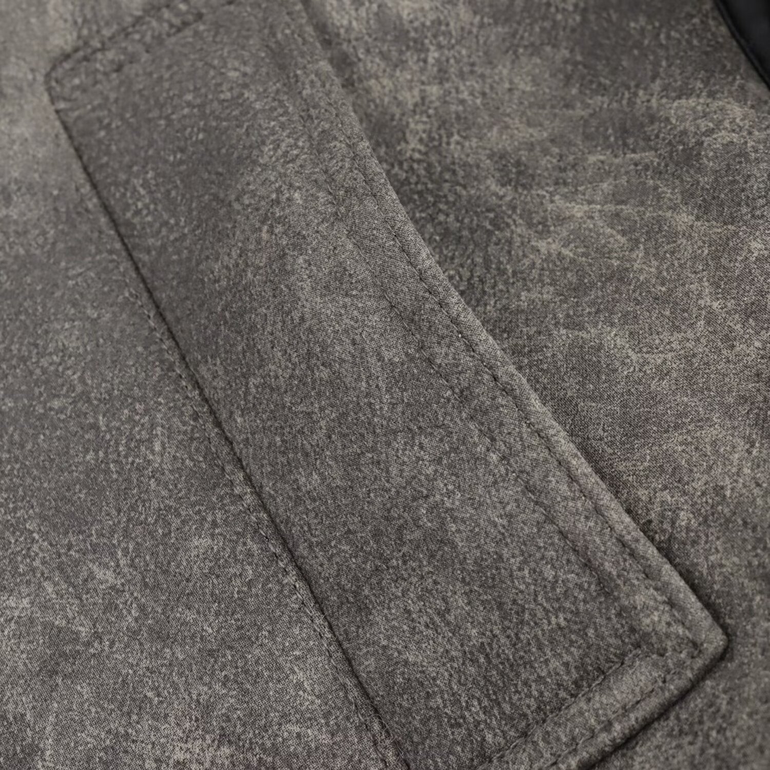 Kort jacka med ståkrage och spänndetaljer