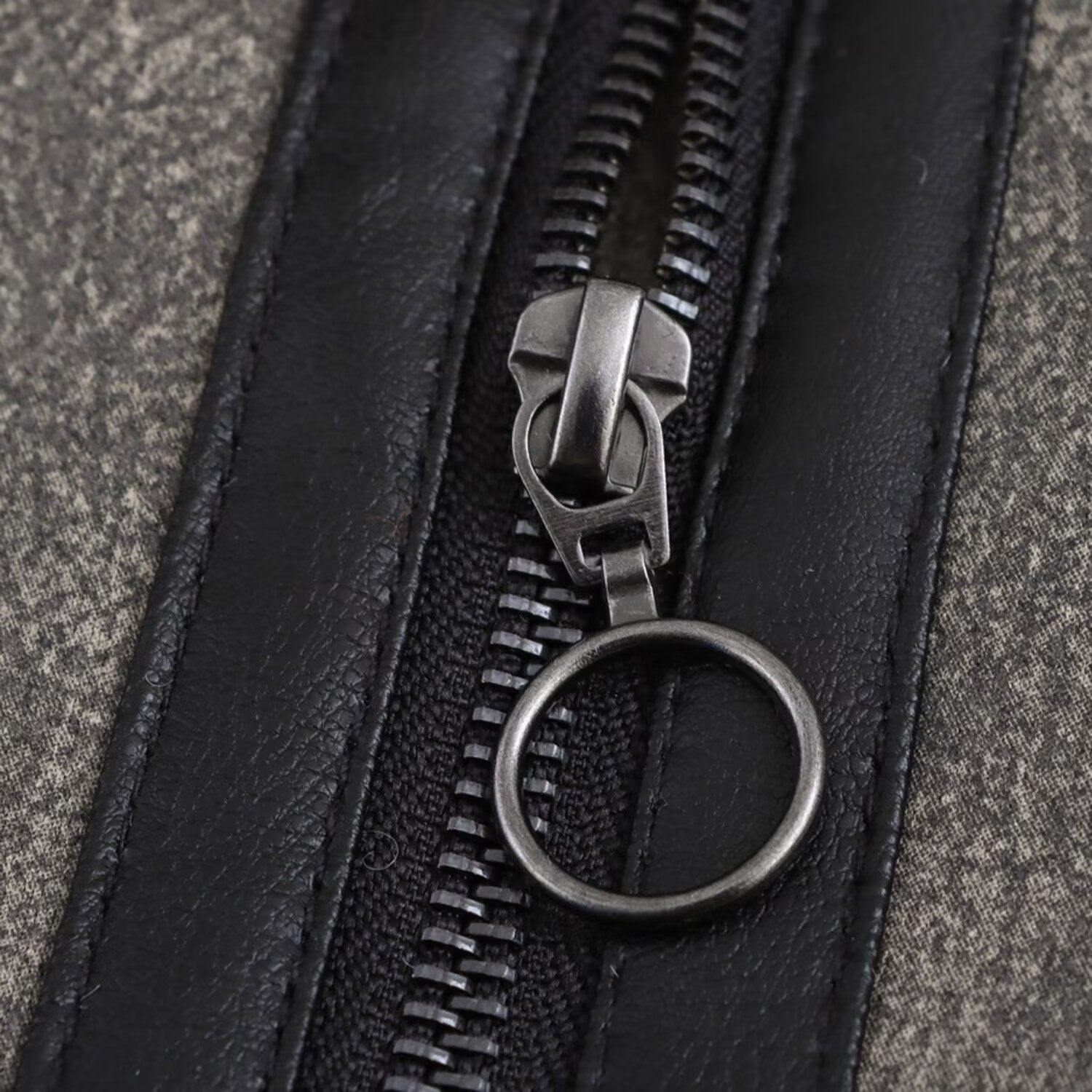 Kort jacka med ståkrage och spänndetaljer