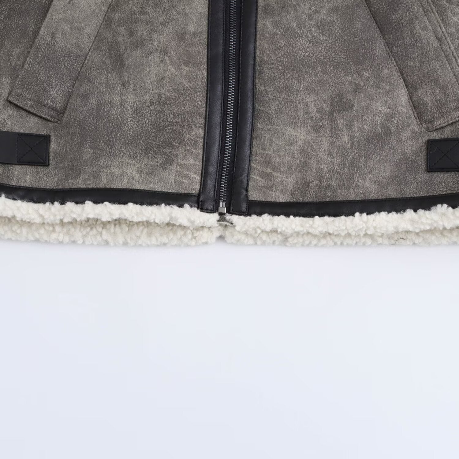 Kort jacka med ståkrage och spänndetaljer