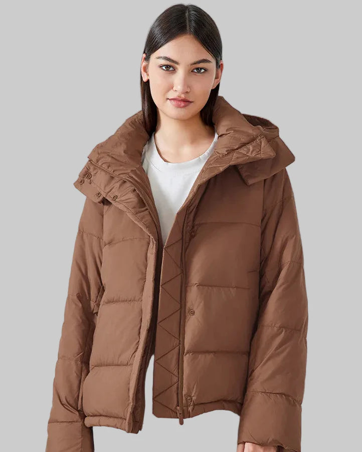 Kort pufferjacka med huva och hög krage