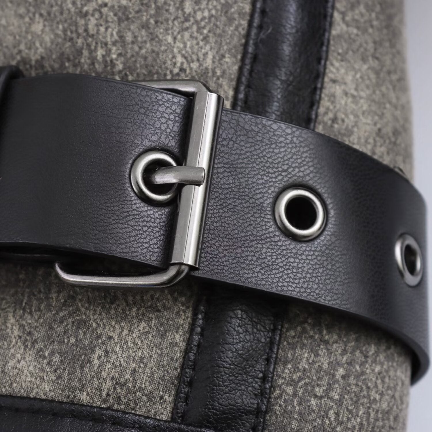 Kort jacka med ståkrage och spänndetaljer