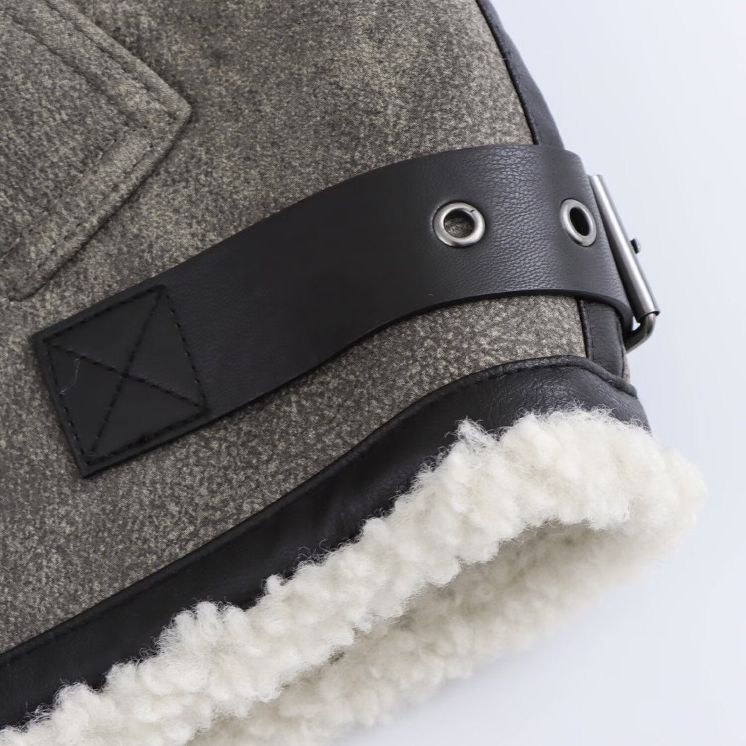 Kort jacka med ståkrage och spänndetaljer