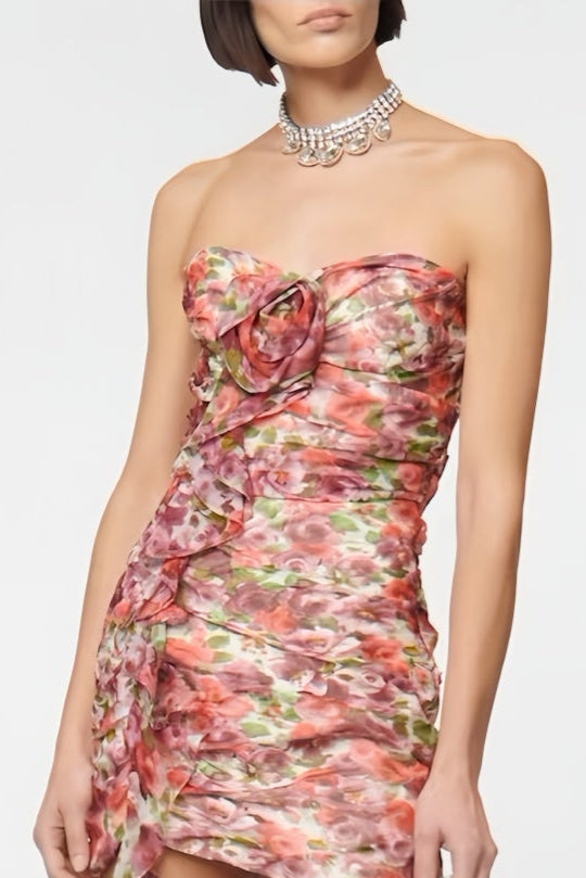 Axelbandslös rosamönstrad miniklänning med drapering