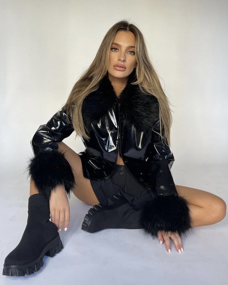 Svart glansig kort jacka med fluffig krage och ärmslut