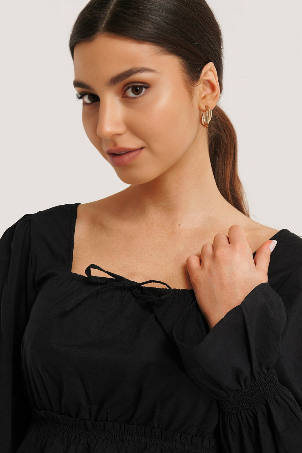 BLUS MED FYRKANTIG HALSNING