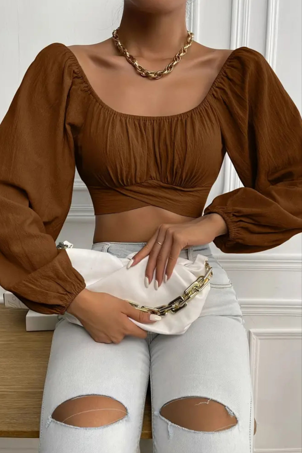 BLUS MED FYRKANTIG HALSNING