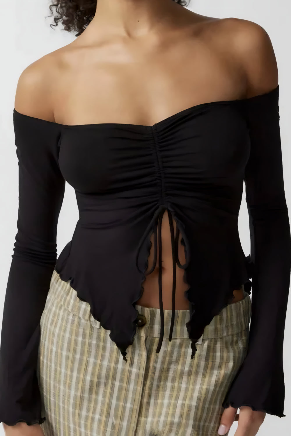 AMARA OFF-SHOULDER TOPP MED UTSVÄNDA ÄRMAR