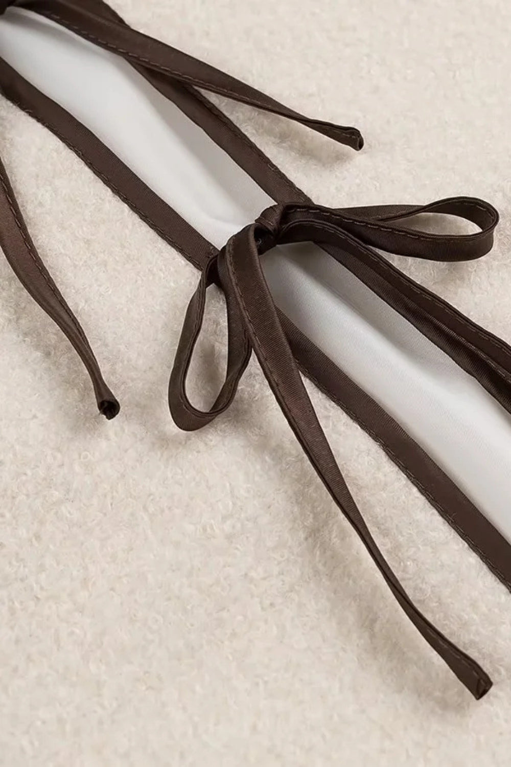 BEIGE VÄST MED STICKAD KNÄPPNING