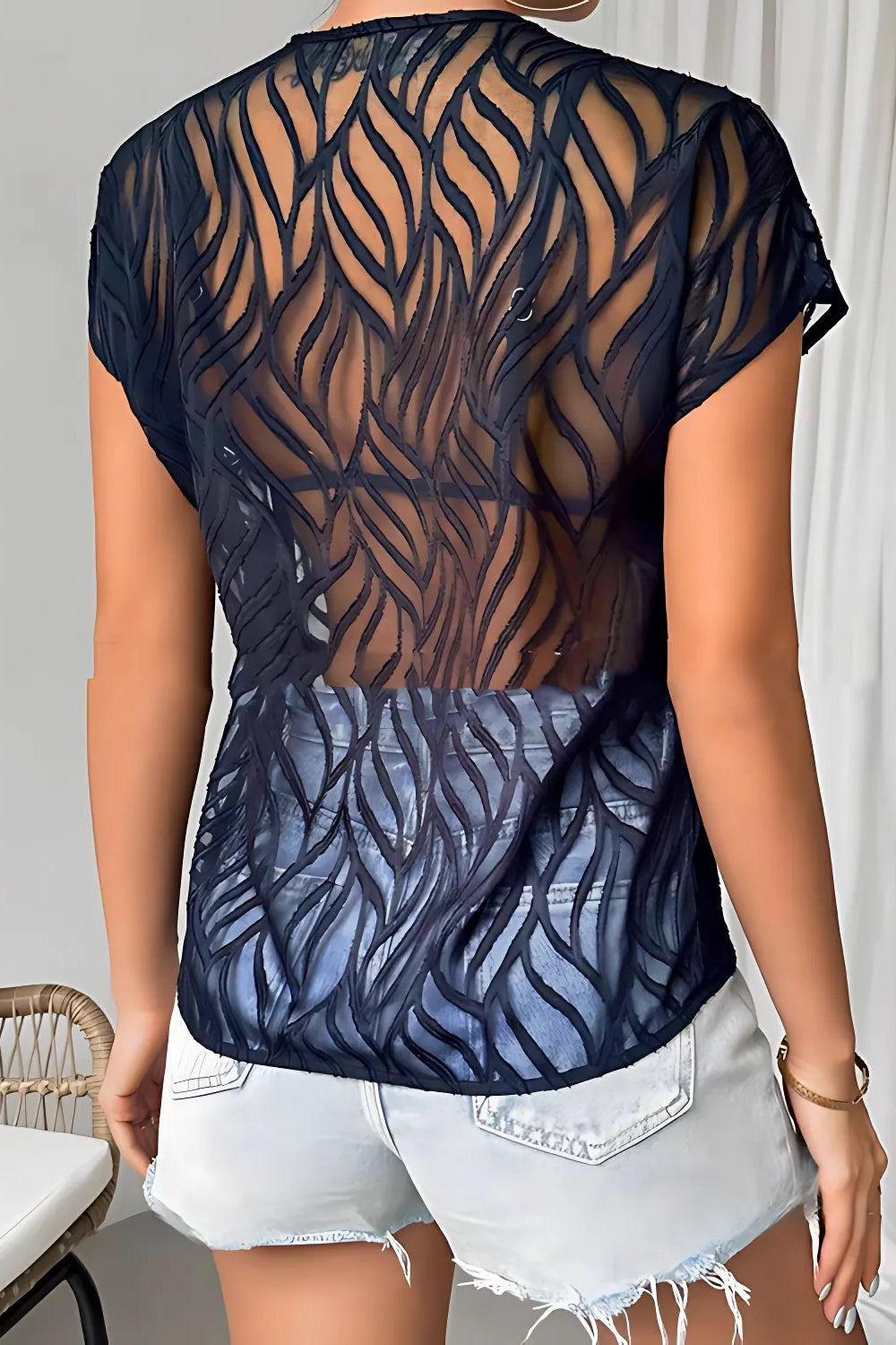 MILLOW V-RINGAD T-SHIRT MED UTSKÄRNINGAR