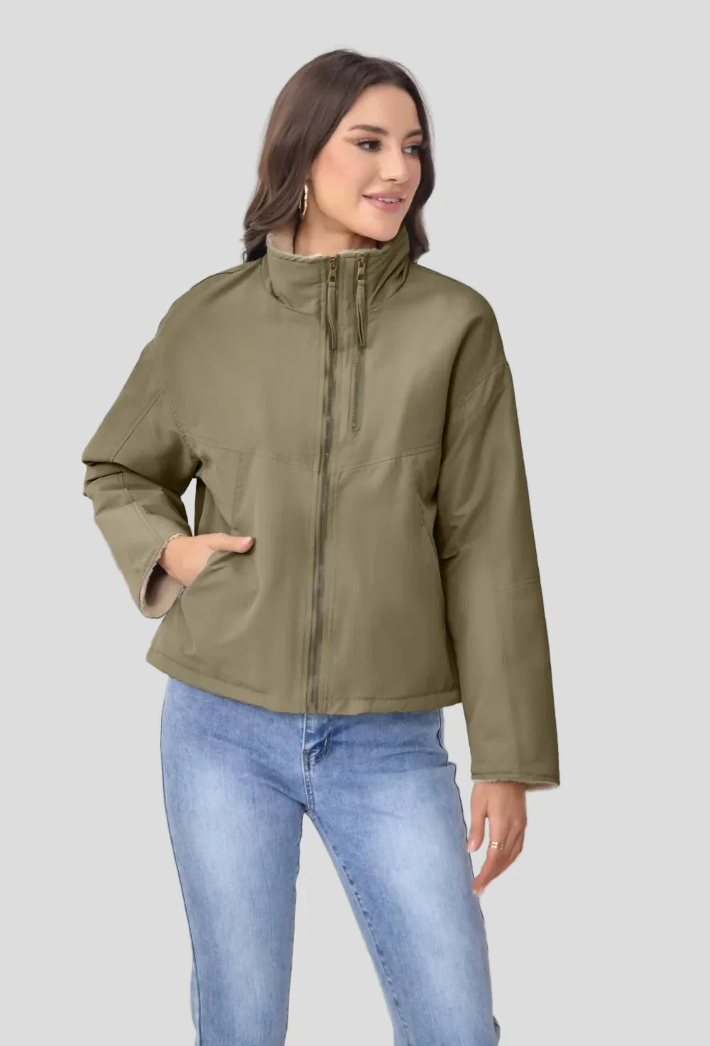 Kort pufferjacka med hög krage och mjukt foder