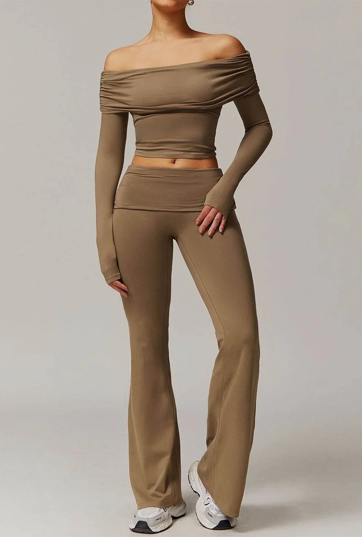 Off-shoulder set med utsvängda byxor