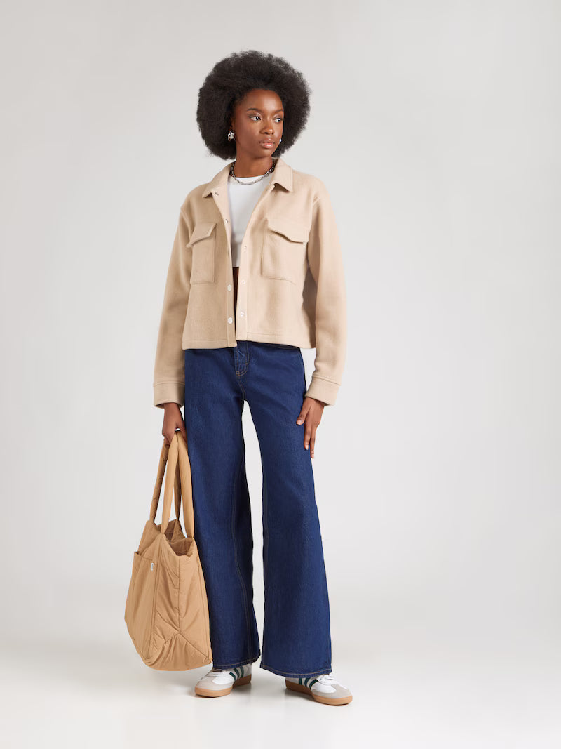 Beige skjortjacka med tryckknappar