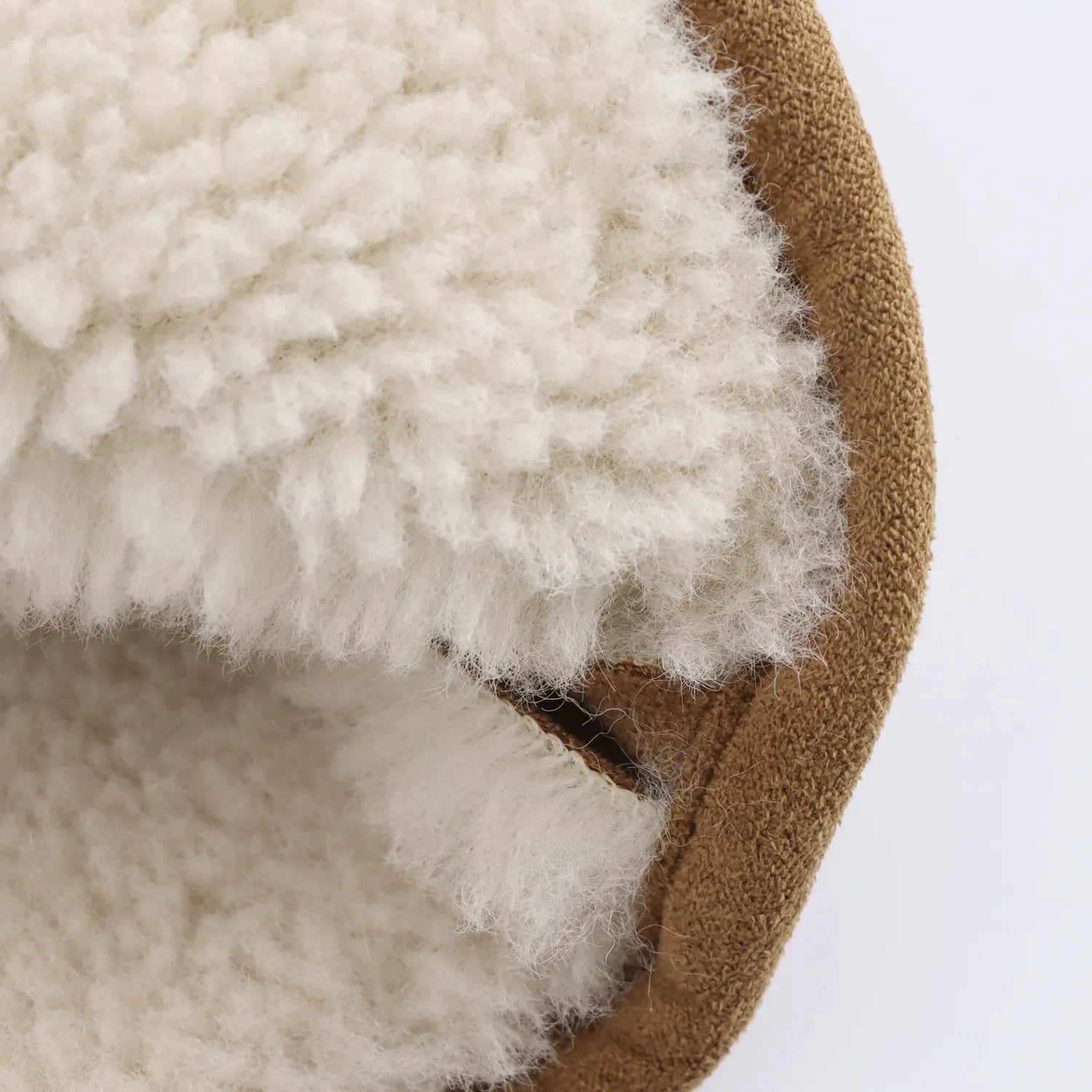 Brun kappa med mjuk krage och knappar