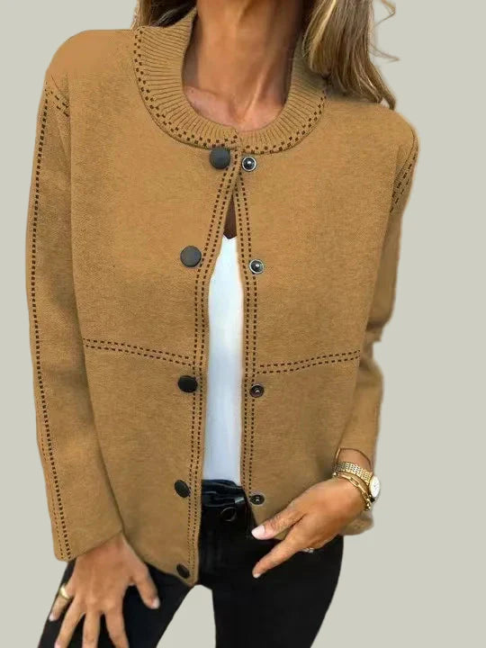 Stickad kofta med knappar och kontrastsömmar