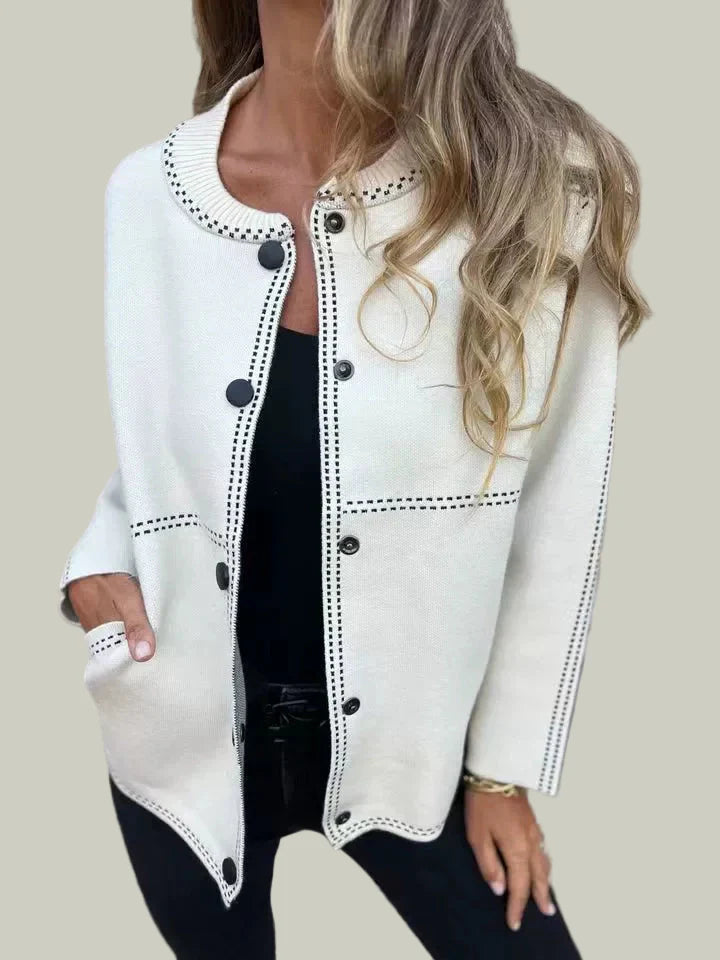 Stickad kofta med knappar och kontrastsömmar