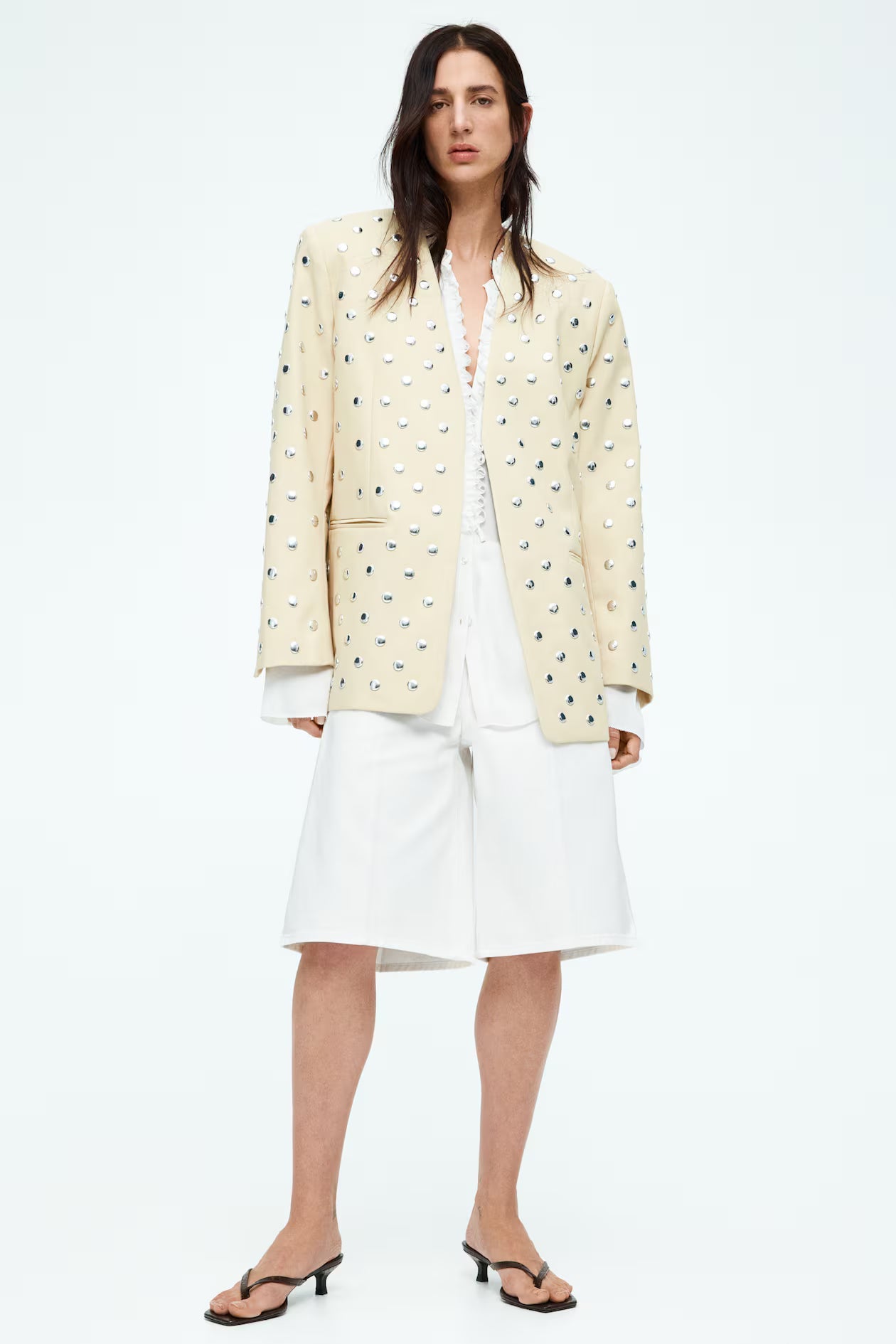 Creme kavaj med silvernitar