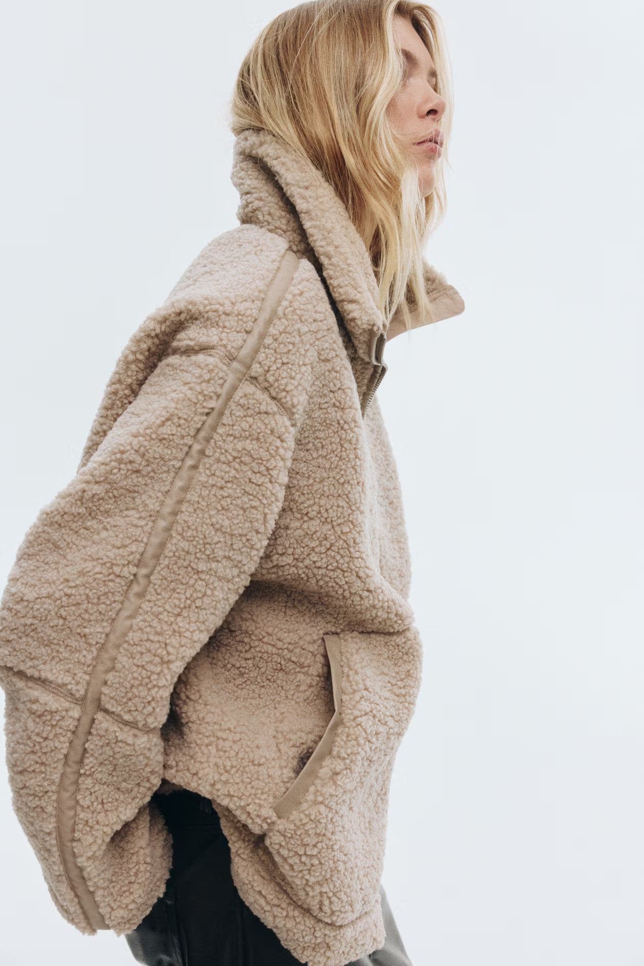 Beige teddyjacka med hög krage och dragkedja