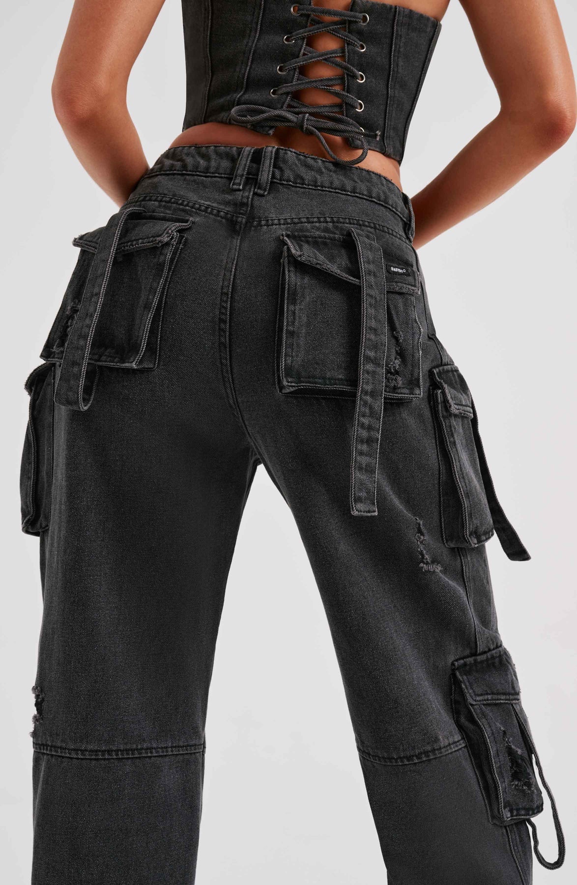 Denimkorsett och cargobyxor