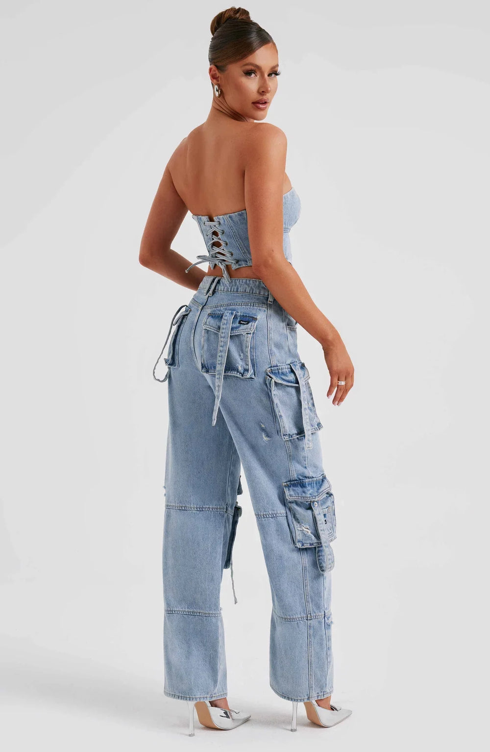 Denimkorsett och cargobyxor