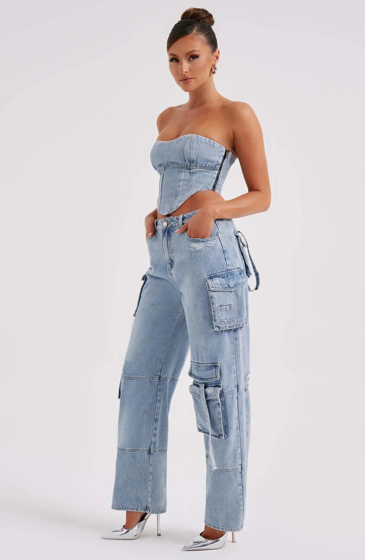 Denimkorsett och cargobyxor