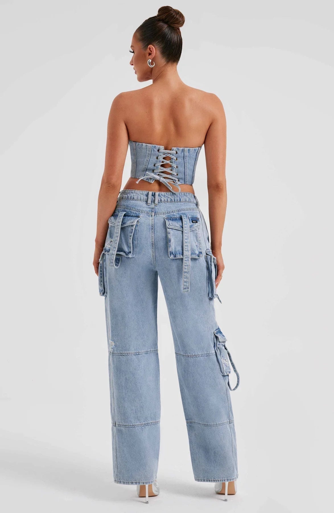 Denimkorsett och cargobyxor