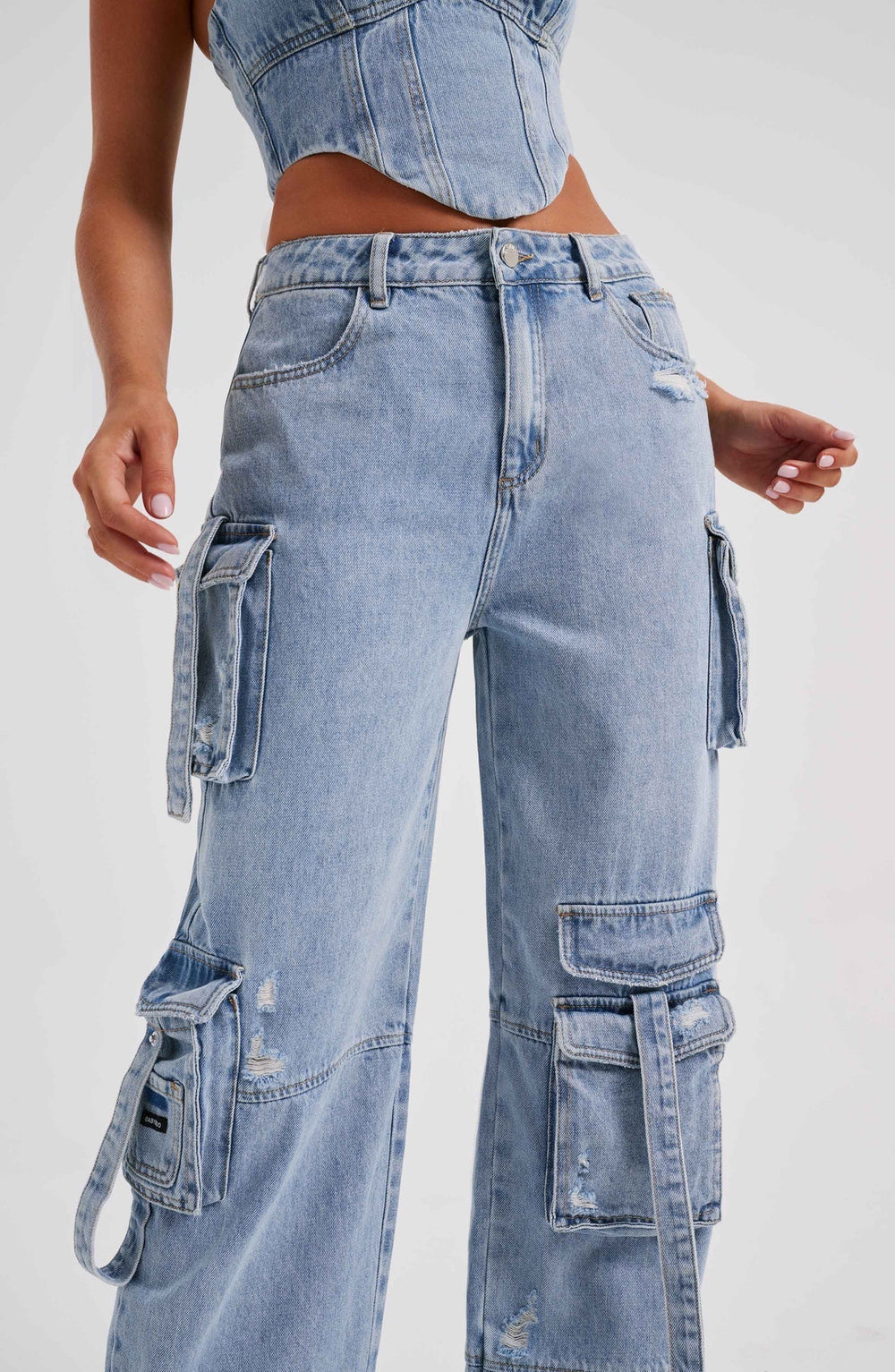 Denimkorsett och cargobyxor