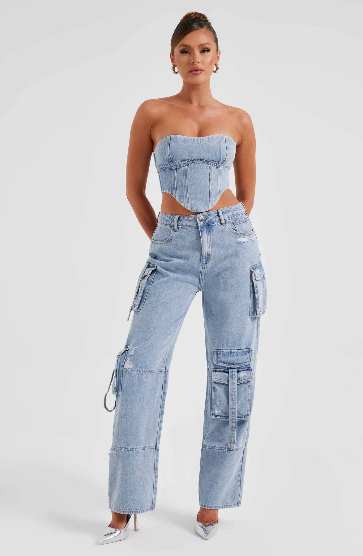 Denimkorsett och cargobyxor