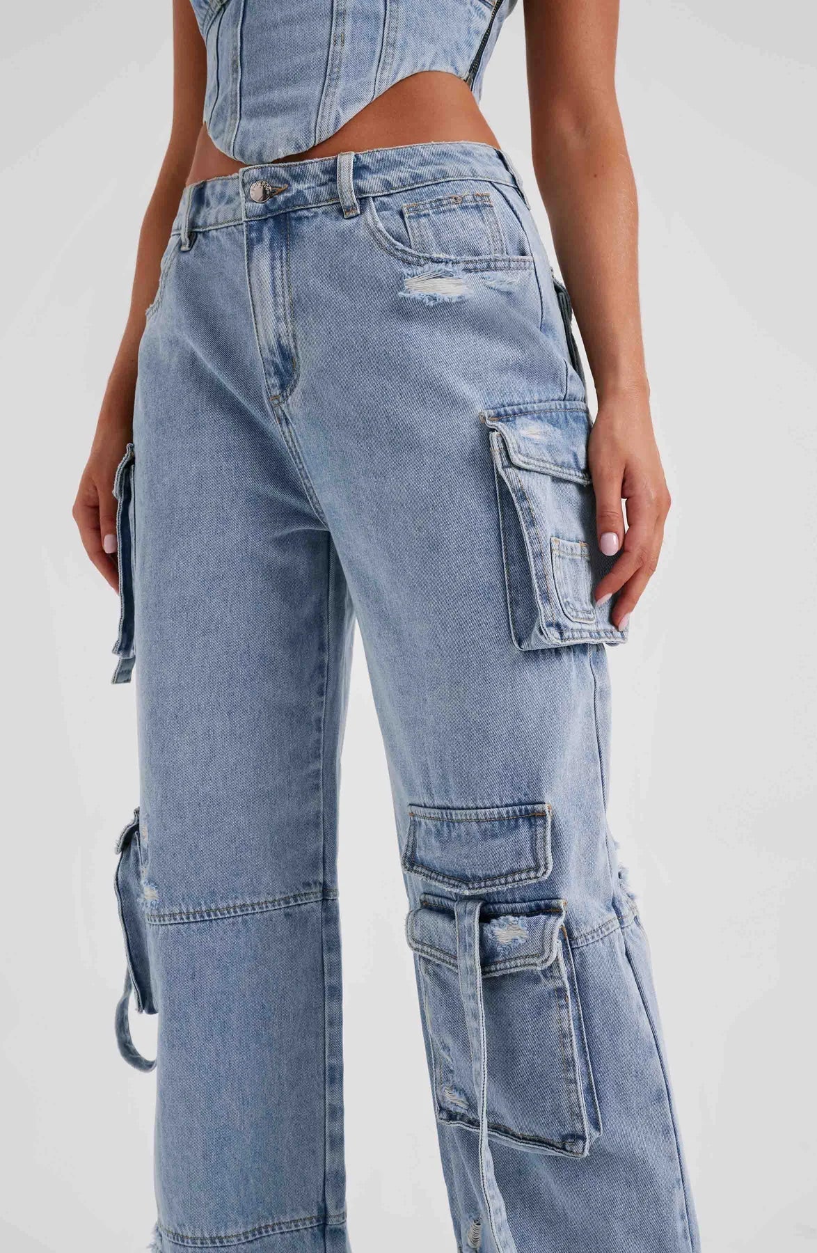 Denimkorsett och cargobyxor