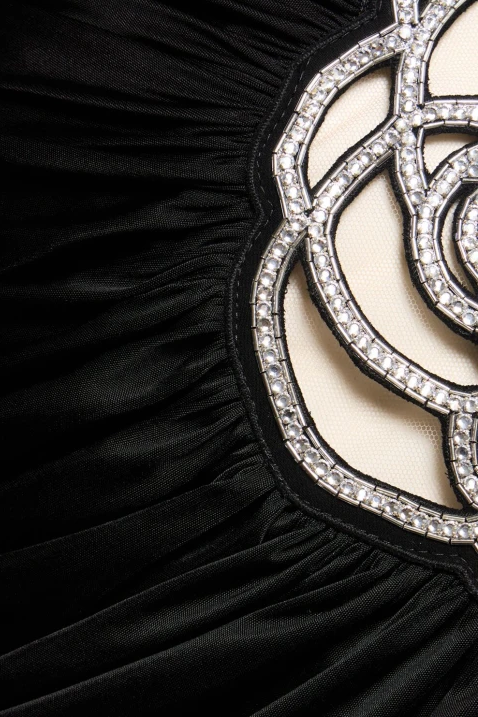 Asymmetrisk svart miniklänning med rosapplikation och axelband