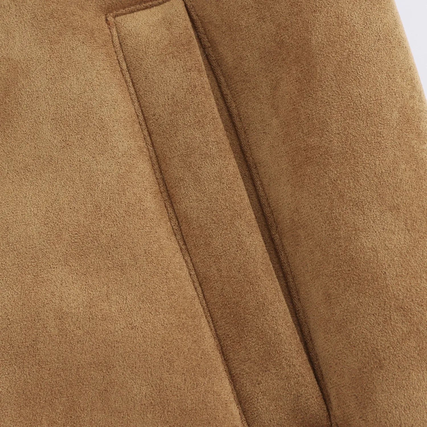 Brun kappa med mjuk krage och knappar