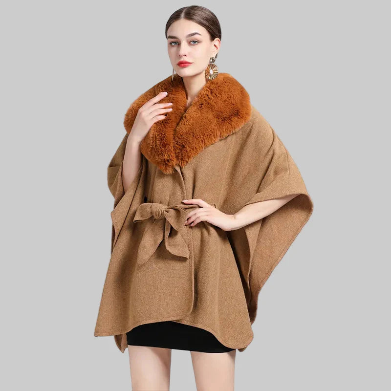 Cape med knytskärp och fluffig sjalkrage