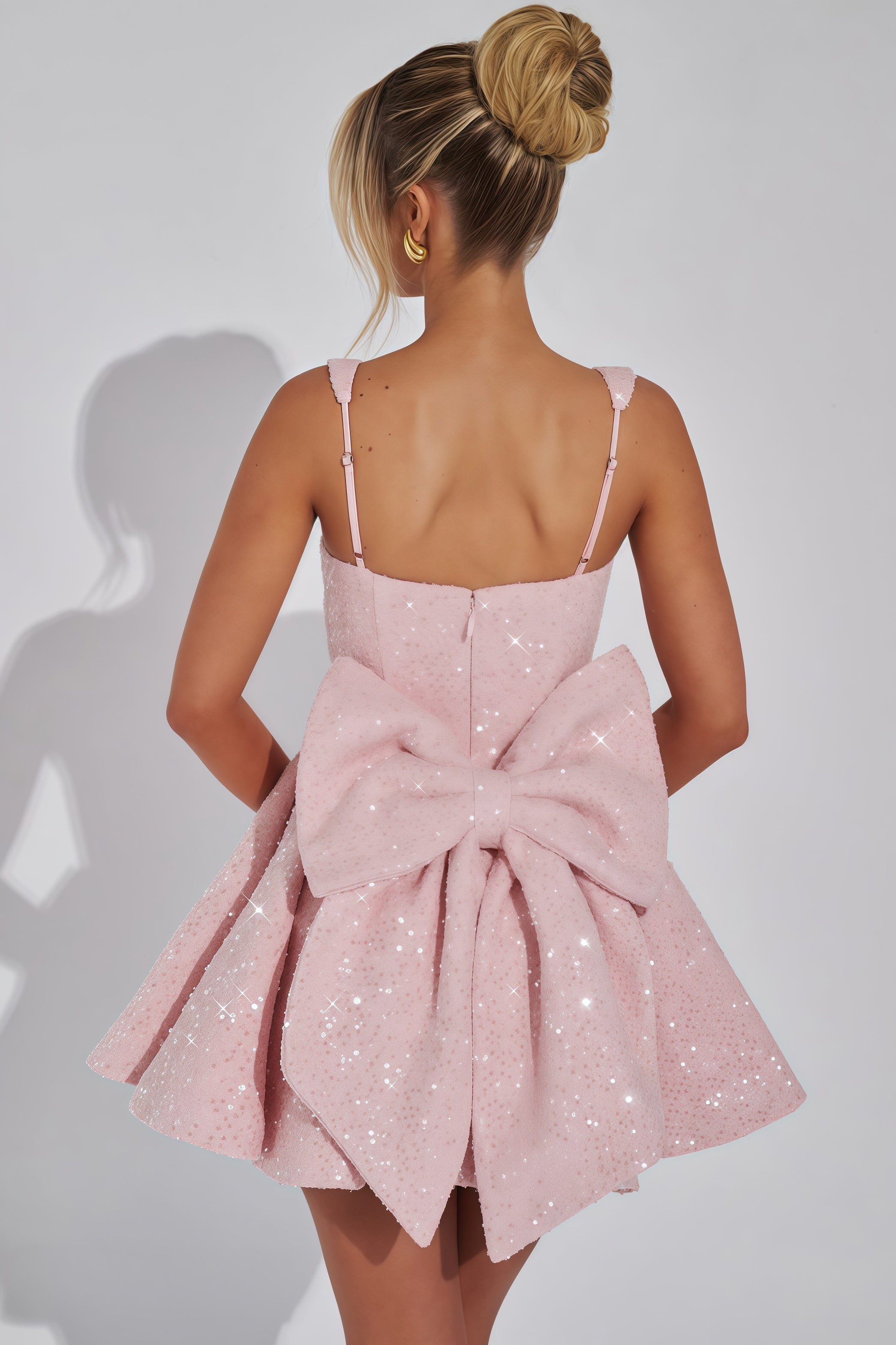 Glittrig ljusrosa miniklänning med fyrkantig urringning