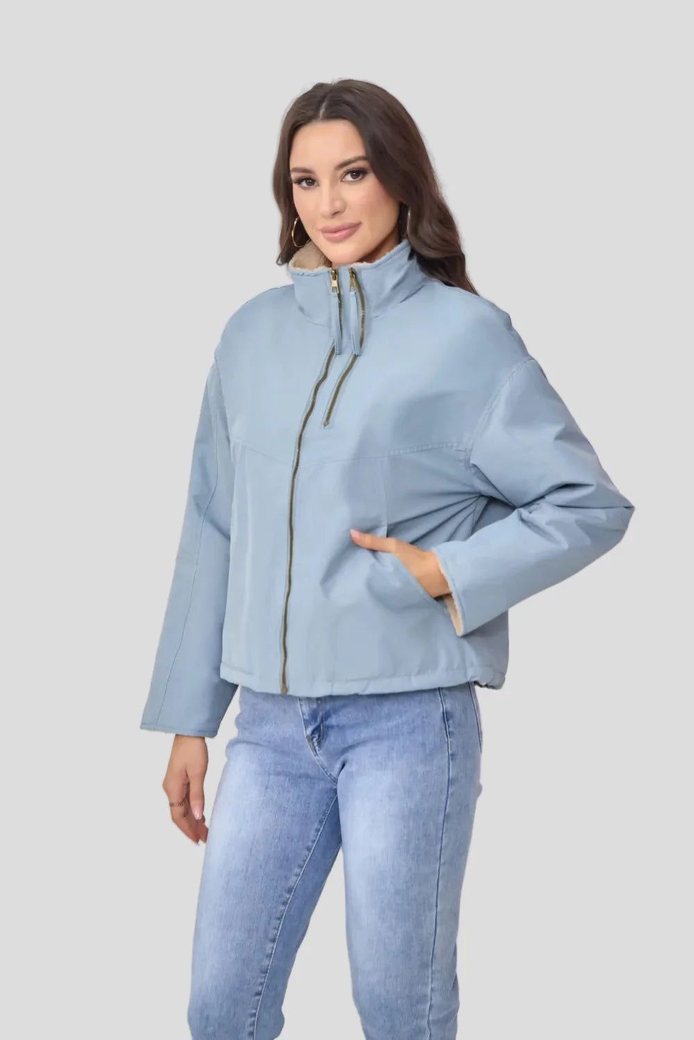 Kort pufferjacka med hög krage och mjukt foder